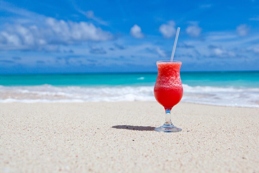 夏の海とトロピカルドリンクの画像